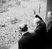 180px-Churchill_waves_to_crowds.jpg